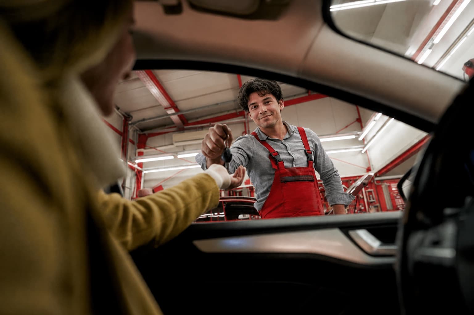 Remise des clés à un client, Carrosserie Sturbois à Estinnes